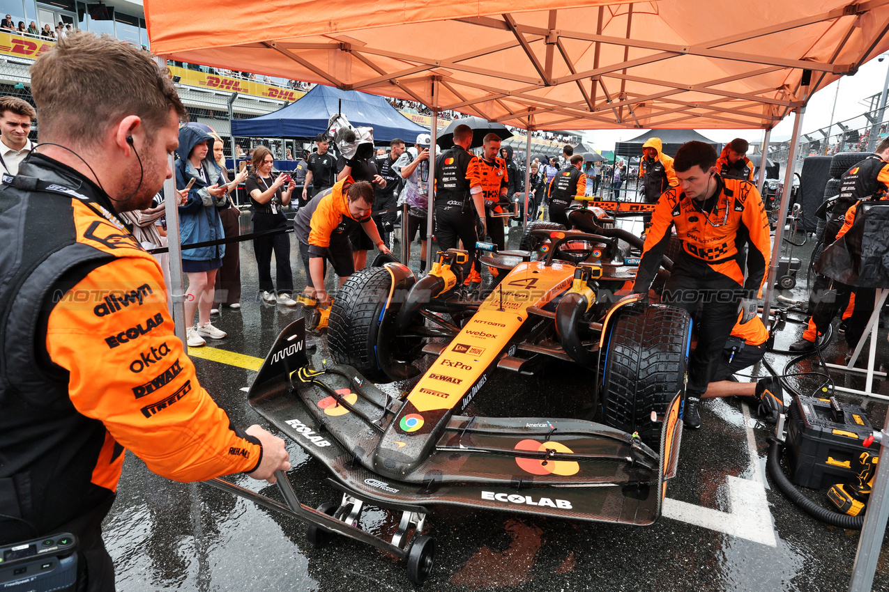 GP MIAMI, Lando Norris (GBR) McLaren MCL39 on the grid.

03.05.2025. Formula 1 World Championship, Rd 6, Miami Grand Prix, Miami, Florida, USA, Sprint e Qualifiche Day.

- www.xpbimages.com, EMail: requests@xpbimages.com © Copyright: Moy / XPB Images