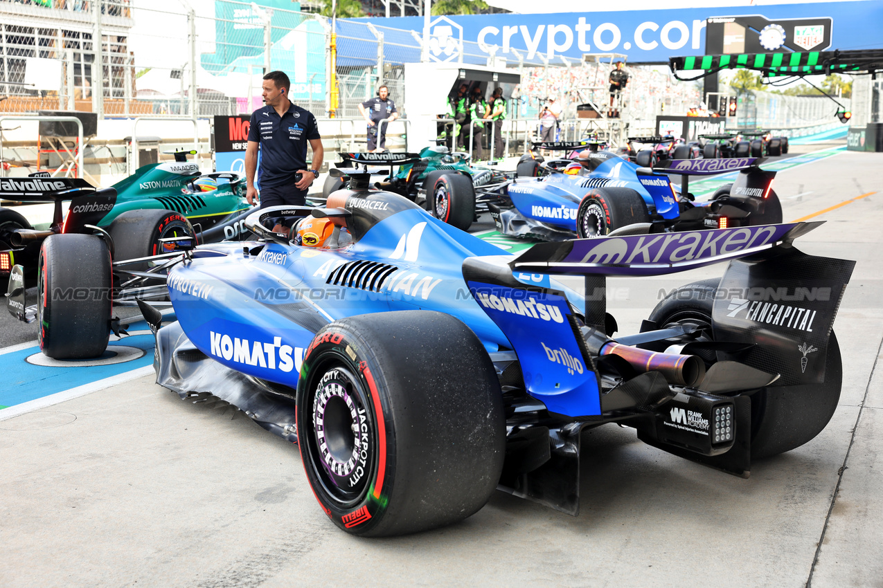 GP MIAMI, Alexander Albon (THA) Atlassian Williams Racing FW47 e Carlos Sainz (ESP) Atlassian Williams Racing FW46 in the pits.

03.05.2025. Formula 1 World Championship, Rd 6, Miami Grand Prix, Miami, Florida, USA, Sprint e Qualifiche Day.

- www.xpbimages.com, EMail: requests@xpbimages.com © Copyright: Bearne / XPB Images