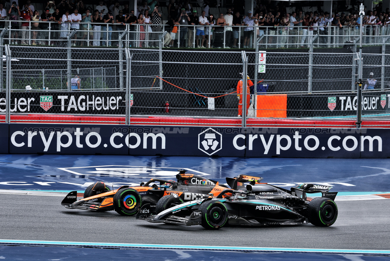 GP MIAMI, Oscar Piastri (AUS) McLaren MCL39 passes Andrea Kimi Antonelli (ITA) Mercedes AMG F1 W16 at the partenza of Sprint.

03.05.2025. Formula 1 World Championship, Rd 6, Miami Grand Prix, Miami, Florida, USA, Sprint e Qualifiche Day.

- www.xpbimages.com, EMail: requests@xpbimages.com © Copyright: Moy / XPB Images