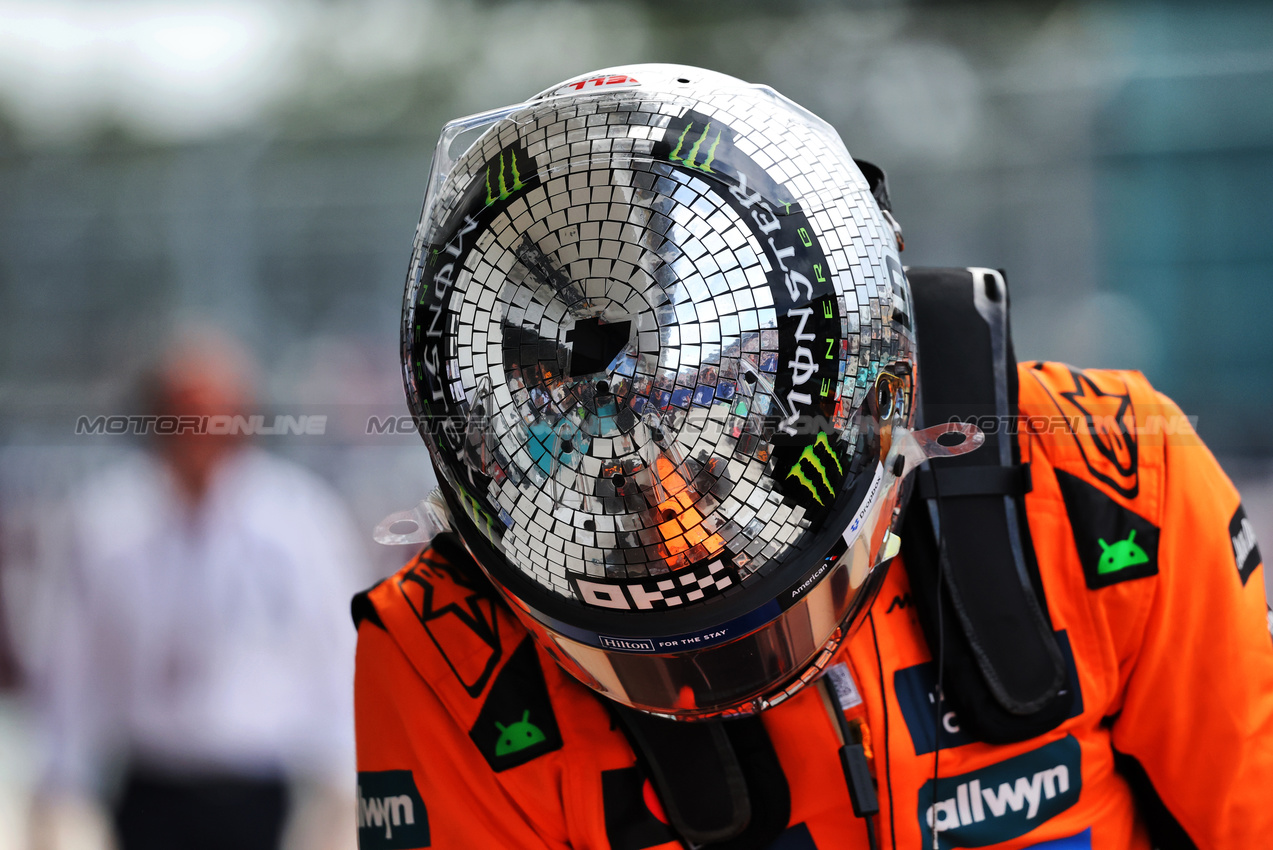 GP MIAMI, Lando Norris (GBR) McLaren in qualifying parc ferme.

03.05.2025. Formula 1 World Championship, Rd 6, Miami Grand Prix, Miami, Florida, USA, Sprint e Qualifiche Day.

- www.xpbimages.com, EMail: requests@xpbimages.com © Copyright: Charniaux / XPB Images