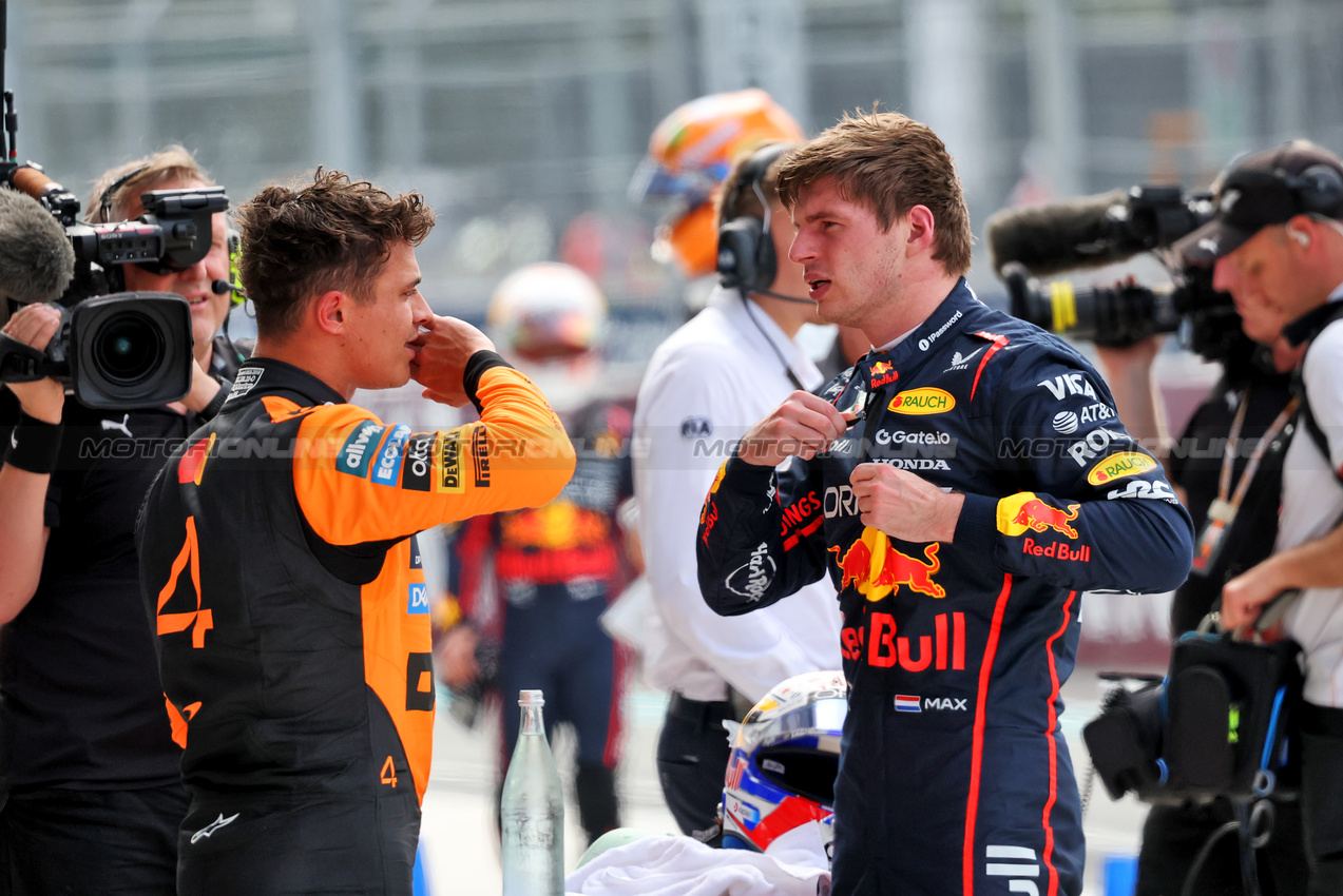 GP MIAMI, (L to R): Second placed Lando Norris (GBR) McLaren with pole sitter Max Verstappen (NLD) Red Bull Racing in qualifying parc ferme.

03.05.2025. Formula 1 World Championship, Rd 6, Miami Grand Prix, Miami, Florida, USA, Sprint e Qualifiche Day.

- www.xpbimages.com, EMail: requests@xpbimages.com © Copyright: Charniaux / XPB Images
