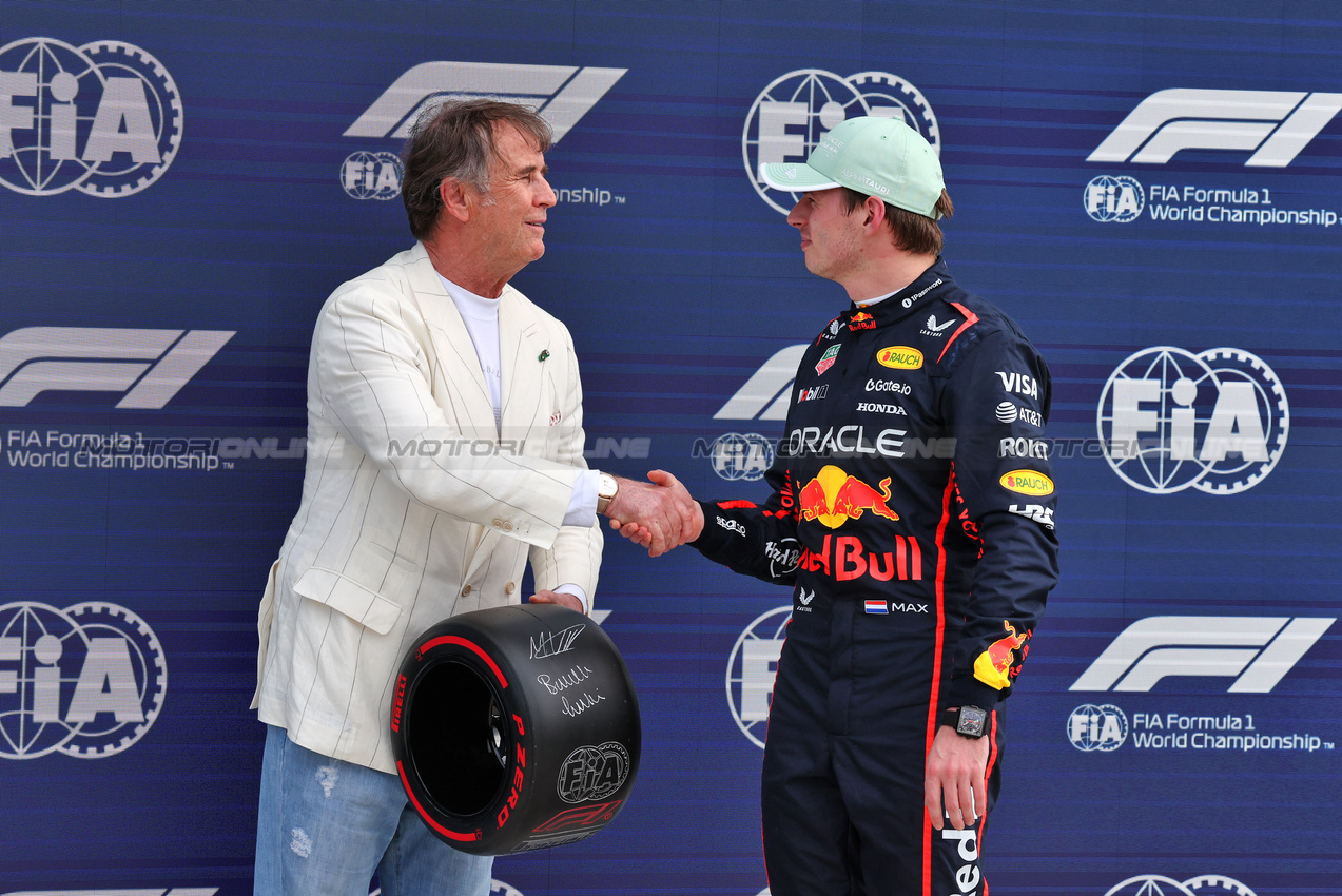 GP MIAMI, Max Verstappen (NLD) Red Bull Racing (Right) receives the Pirelli Pole Position Award from Brunello Cucinelli (ITA) Luxury Creative Director.

03.05.2025. Formula 1 World Championship, Rd 6, Miami Grand Prix, Miami, Florida, USA, Sprint e Qualifiche Day.

- www.xpbimages.com, EMail: requests@xpbimages.com © Copyright: Moy / XPB Images