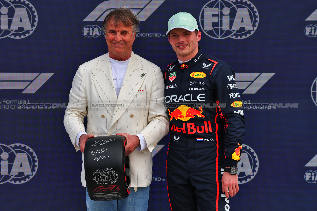GP MIAMI, Max Verstappen (NLD) Red Bull Racing (Right) receives the Pirelli Pole Position Award from Brunello Cucinelli (ITA) Luxury Creative Director.

03.05.2025. Formula 1 World Championship, Rd 6, Miami Grand Prix, Miami, Florida, USA, Sprint e Qualifiche Day.

- www.xpbimages.com, EMail: requests@xpbimages.com © Copyright: Batchelor / XPB Images