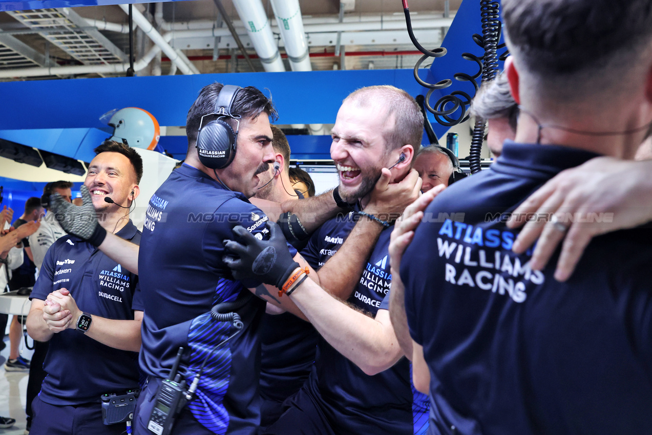 GP MIAMI, Pierluigi (Gigi) Della Bona (ITA) Atlassian Williams Racing Performance Coach celebrates sixth position in qualifying for Carlos Sainz (ESP) Atlassian Williams Racing with the team.

03.05.2025. Formula 1 World Championship, Rd 6, Miami Grand Prix, Miami, Florida, USA, Sprint e Qualifiche Day.

- www.xpbimages.com, EMail: requests@xpbimages.com © Copyright: Bearne / XPB Images