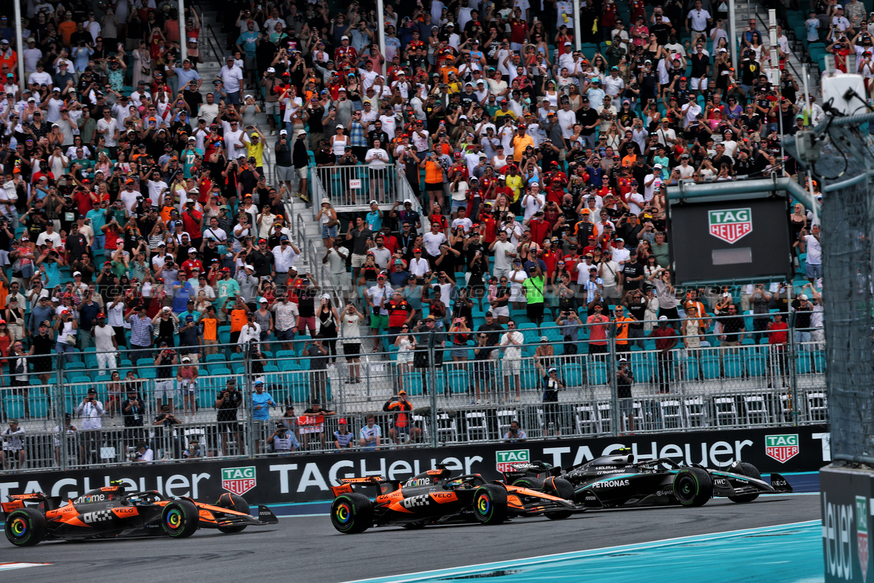 GP MIAMI, Oscar Piastri (AUS) McLaren MCL39 passes Andrea Kimi Antonelli (ITA) Mercedes AMG F1 W16 at the partenza of Sprint.

03.05.2025. Formula 1 World Championship, Rd 6, Miami Grand Prix, Miami, Florida, USA, Sprint e Qualifiche Day.

- www.xpbimages.com, EMail: requests@xpbimages.com © Copyright: Batchelor / XPB Images