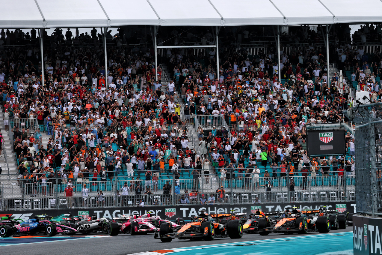 GP MIAMI, Oscar Piastri (AUS) McLaren MCL39 davanti a at the partenza of Sprint.

03.05.2025. Formula 1 World Championship, Rd 6, Miami Grand Prix, Miami, Florida, USA, Sprint e Qualifiche Day.

- www.xpbimages.com, EMail: requests@xpbimages.com © Copyright: Batchelor / XPB Images