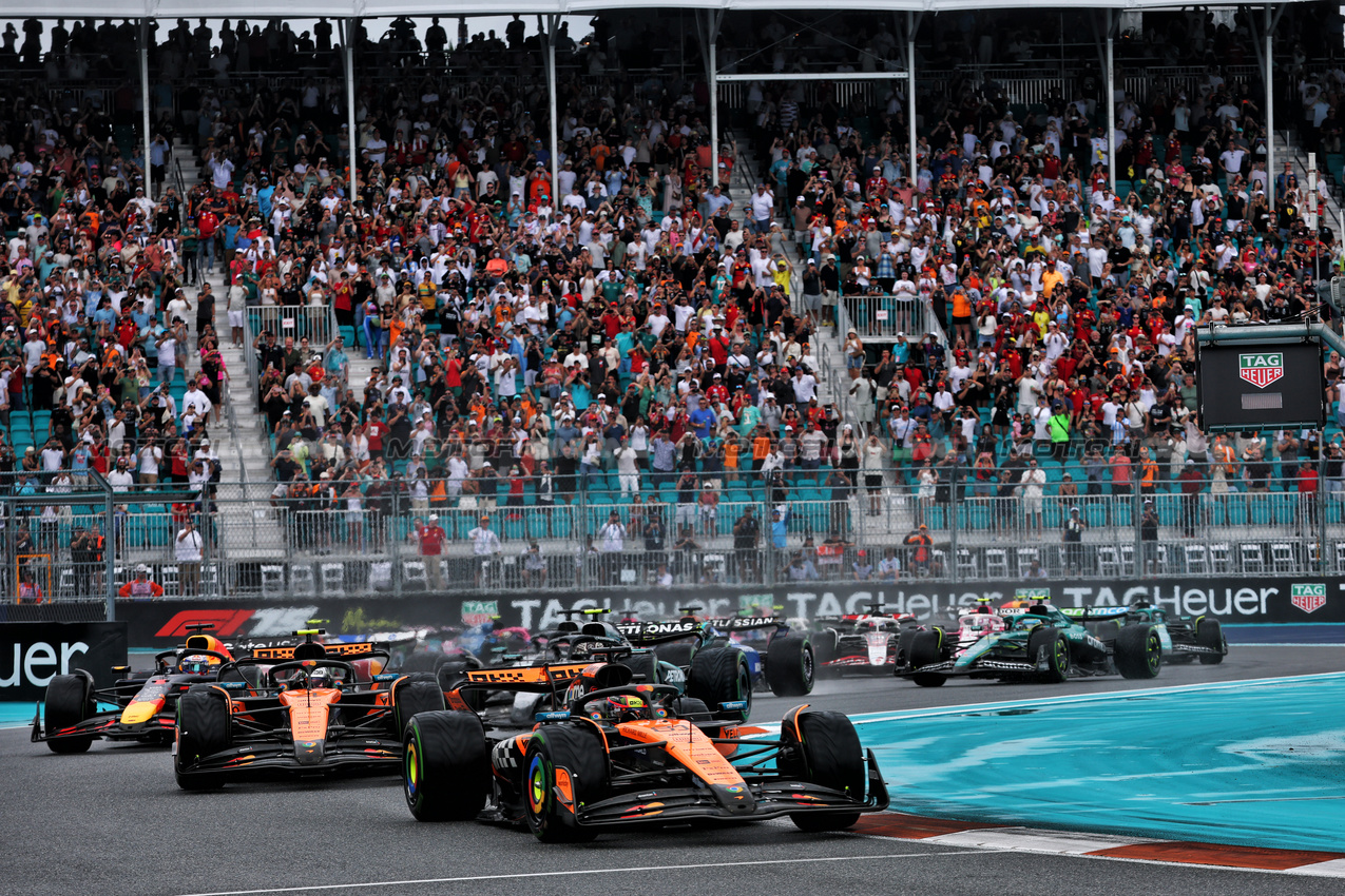 GP MIAMI, Oscar Piastri (AUS) McLaren MCL39 davanti a at the partenza of Sprint.

03.05.2025. Formula 1 World Championship, Rd 6, Miami Grand Prix, Miami, Florida, USA, Sprint e Qualifiche Day.

- www.xpbimages.com, EMail: requests@xpbimages.com © Copyright: Batchelor / XPB Images