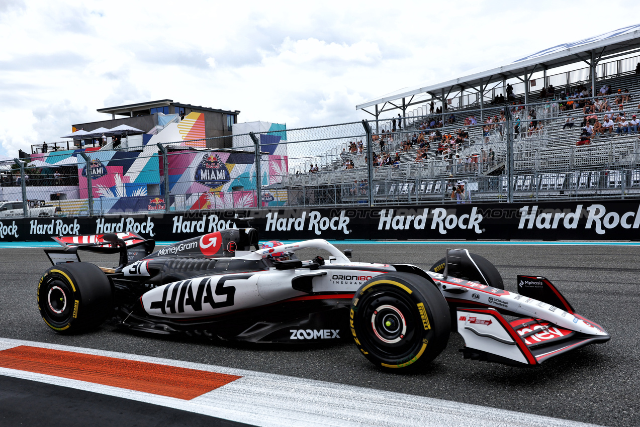 GP MIAMI, Esteban Ocon (FRA) Haas VF-25.

02.05.2025. Formula 1 World Championship, Rd 6, Miami Grand Prix, Miami, Florida, USA, Sprint Qualifiche Day.

- www.xpbimages.com, EMail: requests@xpbimages.com © Copyright: Charniaux / XPB Images
