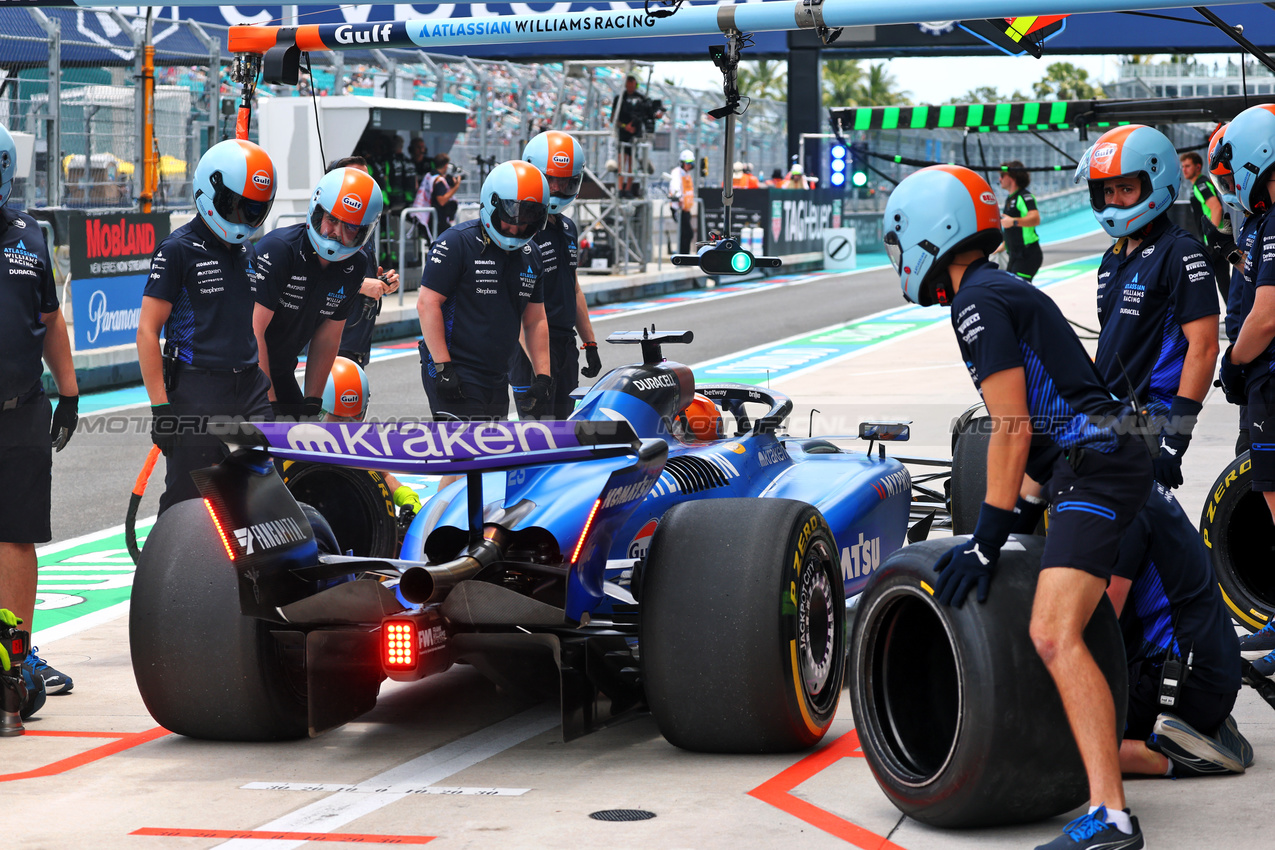 GP MIAMI, Alexander Albon (THA) Atlassian Williams Racing FW47 in the pits.

02.05.2025. Formula 1 World Championship, Rd 6, Miami Grand Prix, Miami, Florida, USA, Sprint Qualifiche Day.

- www.xpbimages.com, EMail: requests@xpbimages.com © Copyright: Batchelor / XPB Images
