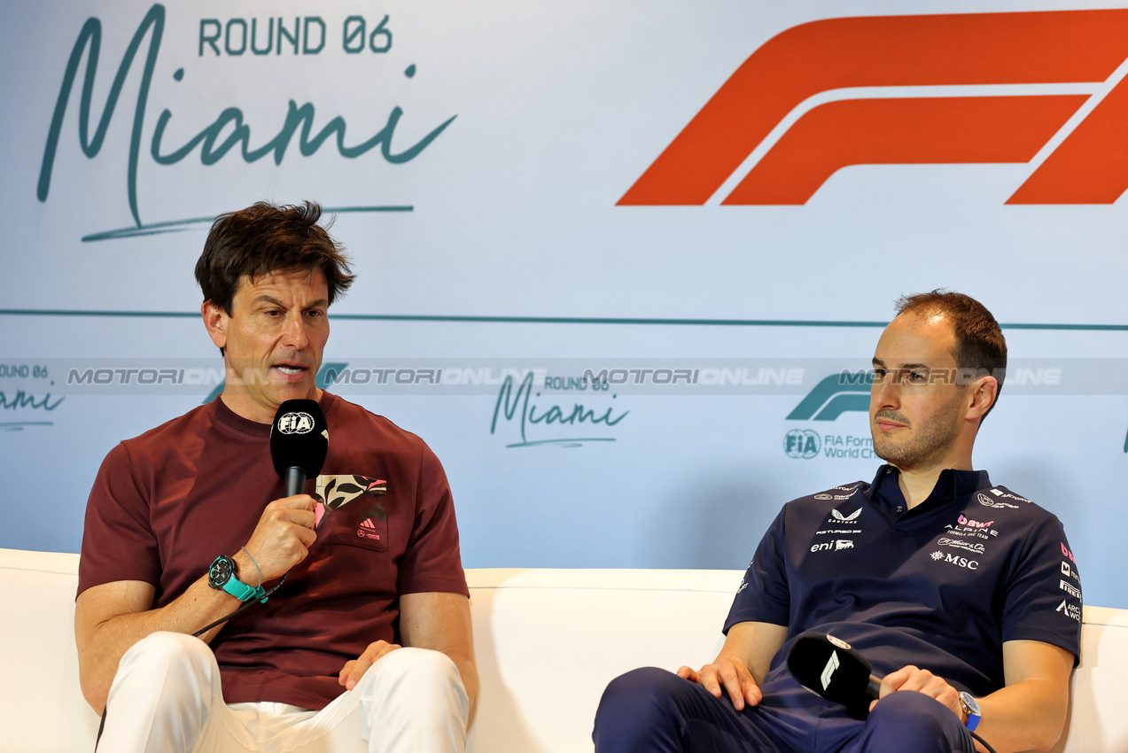 GP MIAMI, (L to R): Toto Wolff (GER) Mercedes AMG F1 Shareholder e Executive Director e Oliver Oakes (GBR) Alpine F1 Team Team Principal in the FIA Press Conference.

02.05.2025. Formula 1 World Championship, Rd 6, Miami Grand Prix, Miami, Florida, USA, Sprint Qualifiche Day.

- www.xpbimages.com, EMail: requests@xpbimages.com © Copyright: Charniaux / XPB Images