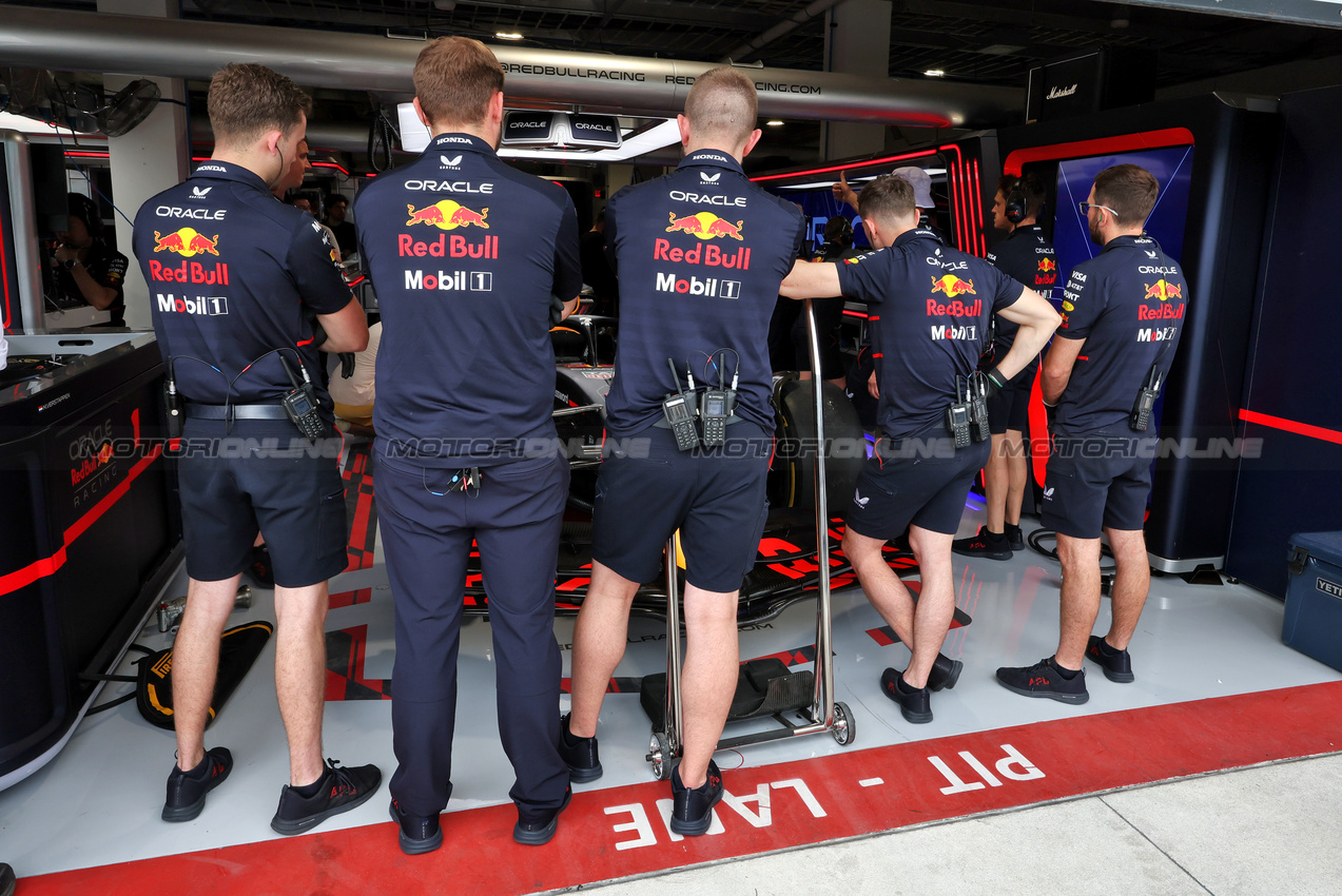 GP MIAMI, Red Bull Racing meccanici shield Max Verstappen (NLD) Red Bull Racing RB21 in the pit garage.

02.05.2025. Formula 1 World Championship, Rd 6, Miami Grand Prix, Miami, Florida, USA, Sprint Qualifiche Day.

- www.xpbimages.com, EMail: requests@xpbimages.com © Copyright: Moy / XPB Images