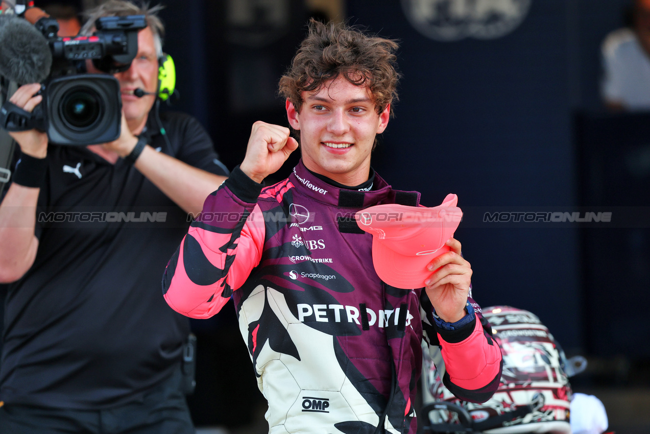GP MIAMI, Andrea Kimi Antonelli (ITA) Mercedes AMG F1 celebrates pole position in Sprint qualifying parc ferme.

02.05.2025. Formula 1 World Championship, Rd 6, Miami Grand Prix, Miami, Florida, USA, Sprint Qualifiche Day.

- www.xpbimages.com, EMail: requests@xpbimages.com © Copyright: Batchelor / XPB Images