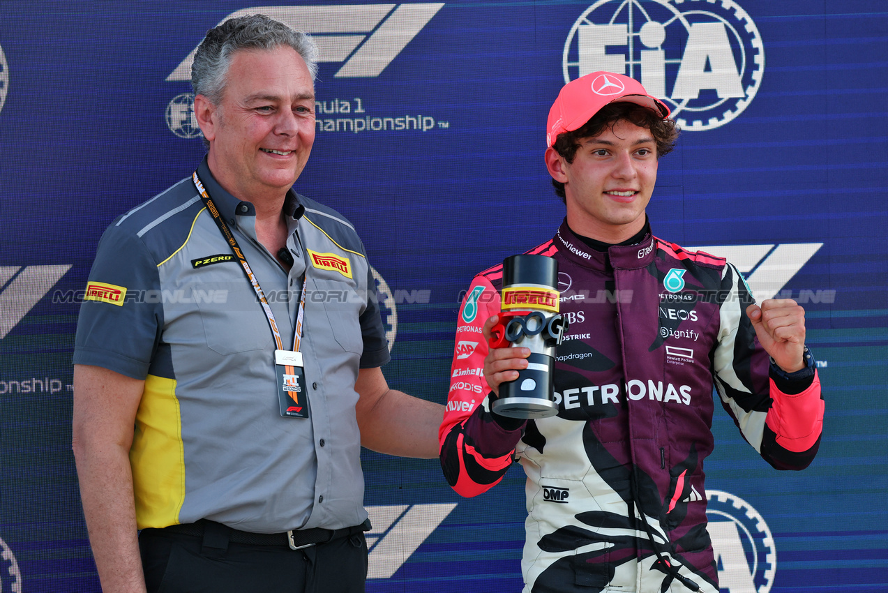 GP MIAMI, Andrea Kimi Antonelli (ITA) Mercedes AMG F1 (Right) celebrates his pole position in Sprint qualifying parc ferme with Mario Isola (ITA) Pirelli Racing Manager.

02.05.2025. Formula 1 World Championship, Rd 6, Miami Grand Prix, Miami, Florida, USA, Sprint Qualifiche Day.

- www.xpbimages.com, EMail: requests@xpbimages.com © Copyright: Batchelor / XPB Images