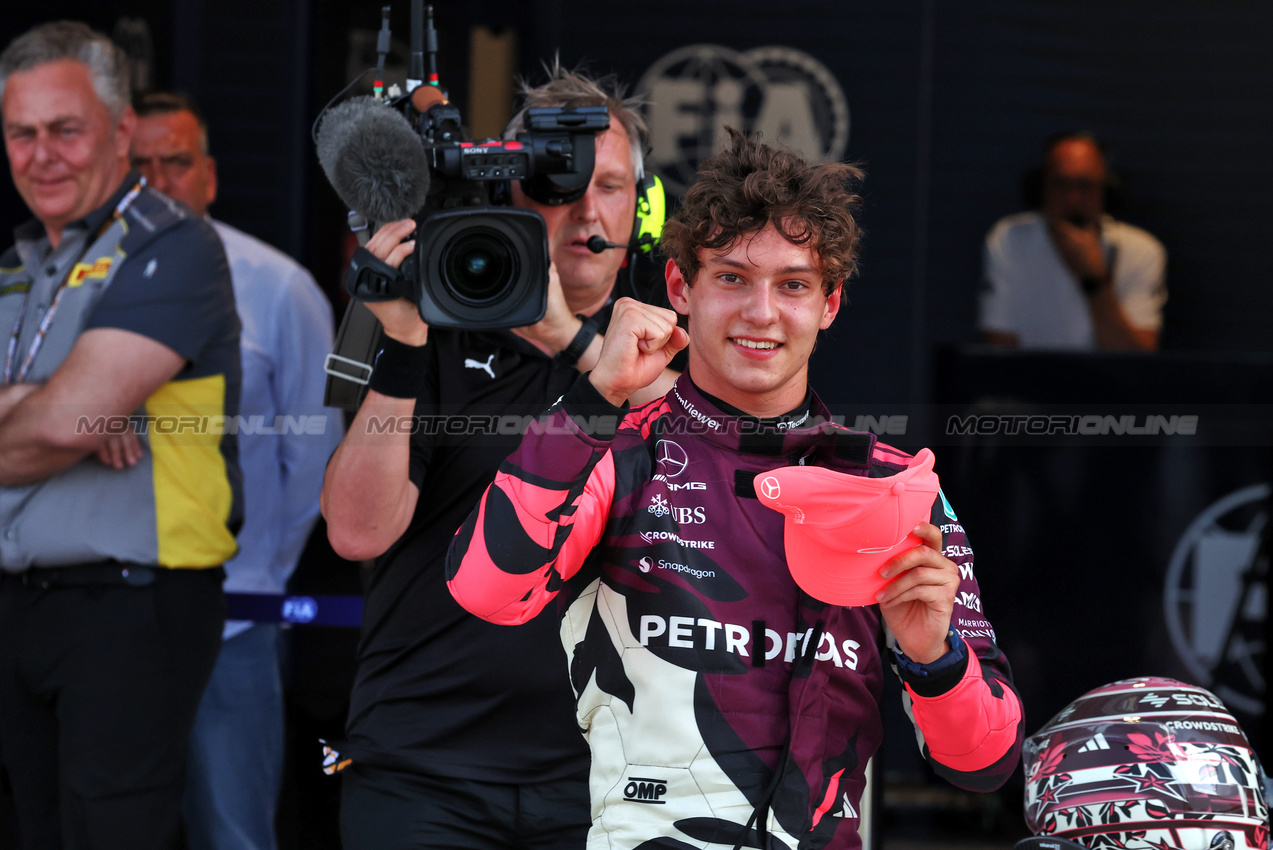 GP MIAMI, Andrea Kimi Antonelli (ITA) Mercedes AMG F1 celebrates his pole position in Sprint qualifying parc ferme.

02.05.2025. Formula 1 World Championship, Rd 6, Miami Grand Prix, Miami, Florida, USA, Sprint Qualifiche Day.

- www.xpbimages.com, EMail: requests@xpbimages.com © Copyright: Moy / XPB Images