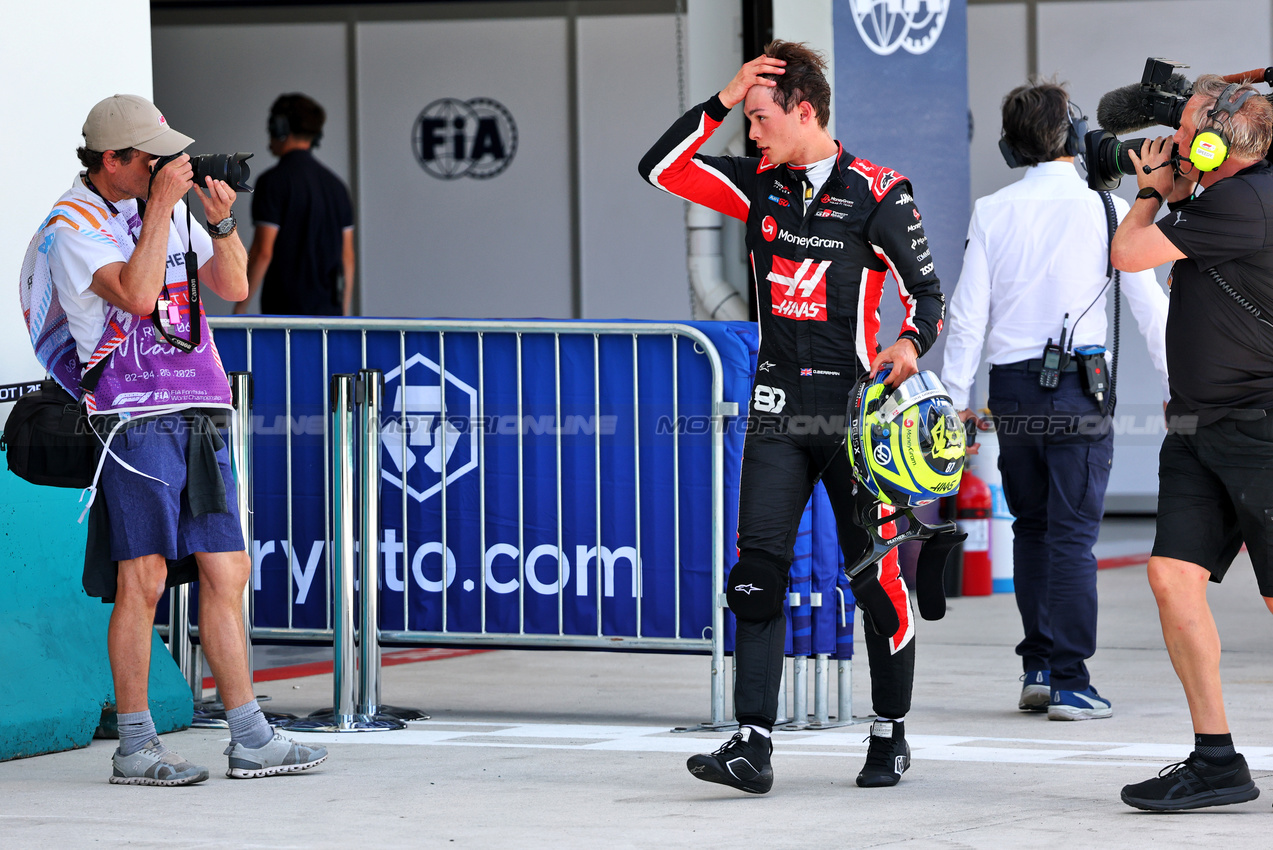 GP MIAMI, Oliver Bearman (GBR) Haas F1 Team in the pits after he crashed in the practice session.

02.05.2025. Formula 1 World Championship, Rd 6, Miami Grand Prix, Miami, Florida, USA, Sprint Qualifiche Day.

- www.xpbimages.com, EMail: requests@xpbimages.com © Copyright: Batchelor / XPB Images