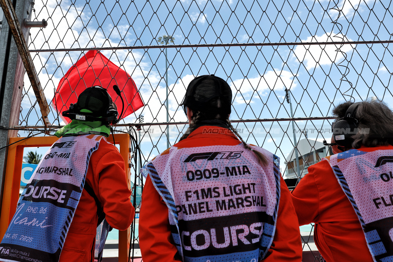 GP MIAMI, Circuit Atmosfera - marshals wave a red flag.

02.05.2025. Formula 1 World Championship, Rd 6, Miami Grand Prix, Miami, Florida, USA, Sprint Qualifiche Day.

- www.xpbimages.com, EMail: requests@xpbimages.com © Copyright: Bearne / XPB Images