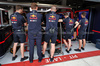 GP MIAMI, Red Bull Racing meccanici shield Max Verstappen (NLD) Red Bull Racing RB21 in the pit garage.

02.05.2025. Formula 1 World Championship, Rd 6, Miami Grand Prix, Miami, Florida, USA, Sprint Qualifiche Day.

- www.xpbimages.com, EMail: requests@xpbimages.com © Copyright: Moy / XPB Images