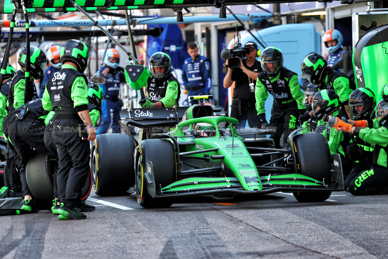 GP MONACO, Gabriel Bortoleto (BRA) Sauber C45 makes a pit stop.

25.05.2025. Formula 1 World Championship, Rd 8, Monaco Grand Prix, Monte Carlo, Monaco, Gara Day.

- www.xpbimages.com, EMail: requests@xpbimages.com © Copyright: Batchelor / XPB Images