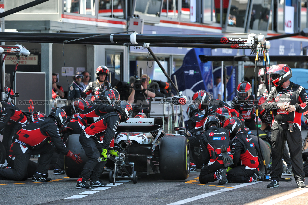 GP MONACO, Esteban Ocon (FRA) Haas VF-25 makes a pit stop.

25.05.2025. Formula 1 World Championship, Rd 8, Monaco Grand Prix, Monte Carlo, Monaco, Gara Day.

- www.xpbimages.com, EMail: requests@xpbimages.com © Copyright: Batchelor / XPB Images