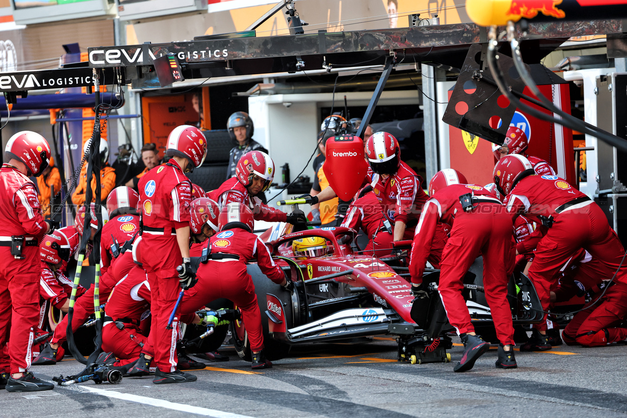 GP MONACO, Lewis Hamilton (GBR) Ferrari SF-25 makes a pit stop.

25.05.2025. Formula 1 World Championship, Rd 8, Monaco Grand Prix, Monte Carlo, Monaco, Gara Day.

- www.xpbimages.com, EMail: requests@xpbimages.com © Copyright: Batchelor / XPB Images