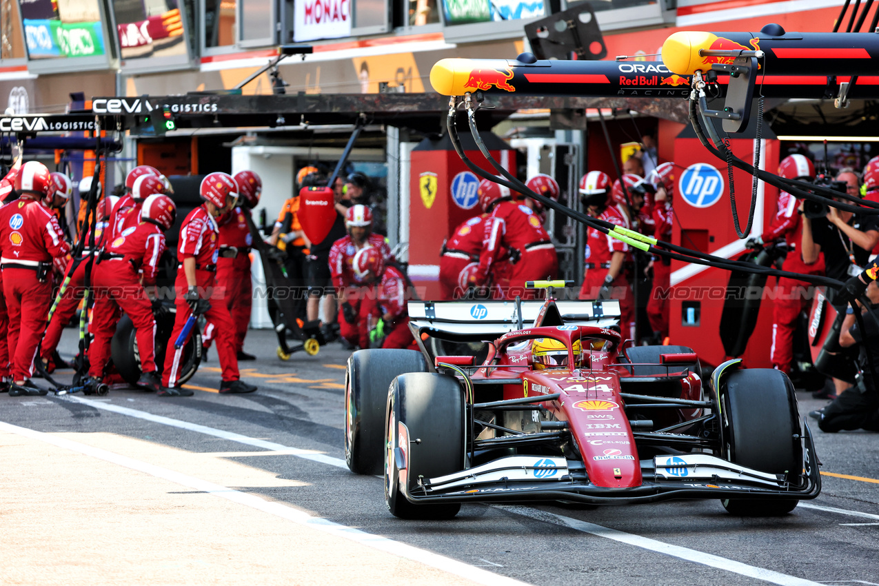 GP MONACO, Lewis Hamilton (GBR) Ferrari SF-25 makes a pit stop.

25.05.2025. Formula 1 World Championship, Rd 8, Monaco Grand Prix, Monte Carlo, Monaco, Gara Day.

- www.xpbimages.com, EMail: requests@xpbimages.com © Copyright: Batchelor / XPB Images