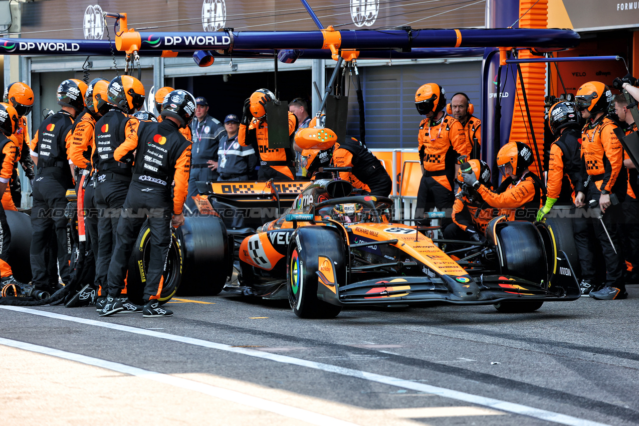 GP MONACO, Oscar Piastri (AUS) McLaren MCL39 makes a pit stop.

25.05.2025. Formula 1 World Championship, Rd 8, Monaco Grand Prix, Monte Carlo, Monaco, Gara Day.

- www.xpbimages.com, EMail: requests@xpbimages.com © Copyright: Batchelor / XPB Images