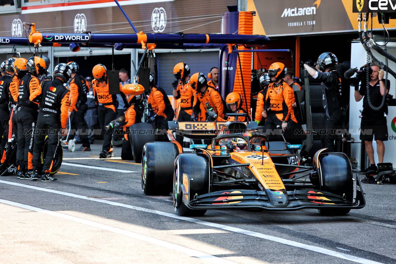 GP MONACO, Oscar Piastri (AUS) McLaren MCL39 makes a pit stop.

25.05.2025. Formula 1 World Championship, Rd 8, Monaco Grand Prix, Monte Carlo, Monaco, Gara Day.

- www.xpbimages.com, EMail: requests@xpbimages.com © Copyright: Batchelor / XPB Images