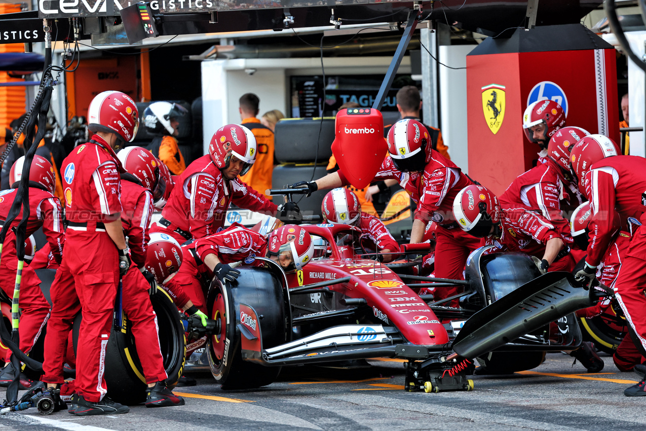 GP MONACO, Charles Leclerc (MON) Ferrari SF-25 makes a pit stop.

25.05.2025. Formula 1 World Championship, Rd 8, Monaco Grand Prix, Monte Carlo, Monaco, Gara Day.

- www.xpbimages.com, EMail: requests@xpbimages.com © Copyright: Batchelor / XPB Images