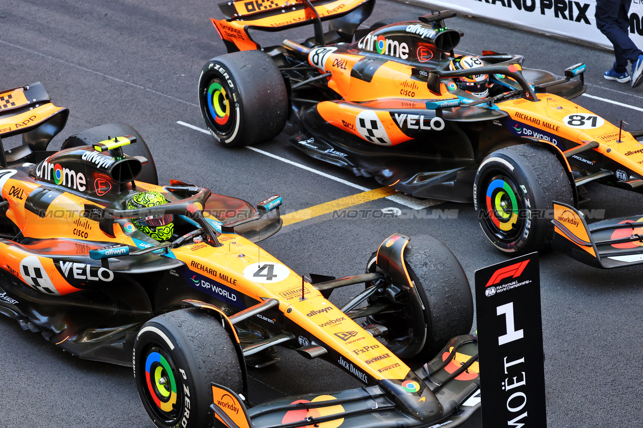 GP MONACO, Gara winner Lando Norris (GBR) McLaren MCL39 e Oscar Piastri (AUS) McLaren MCL39 in parc ferme.

25.05.2025. Formula 1 World Championship, Rd 8, Monaco Grand Prix, Monte Carlo, Monaco, Gara Day.

- www.xpbimages.com, EMail: requests@xpbimages.com © Copyright: Batchelor / XPB Images