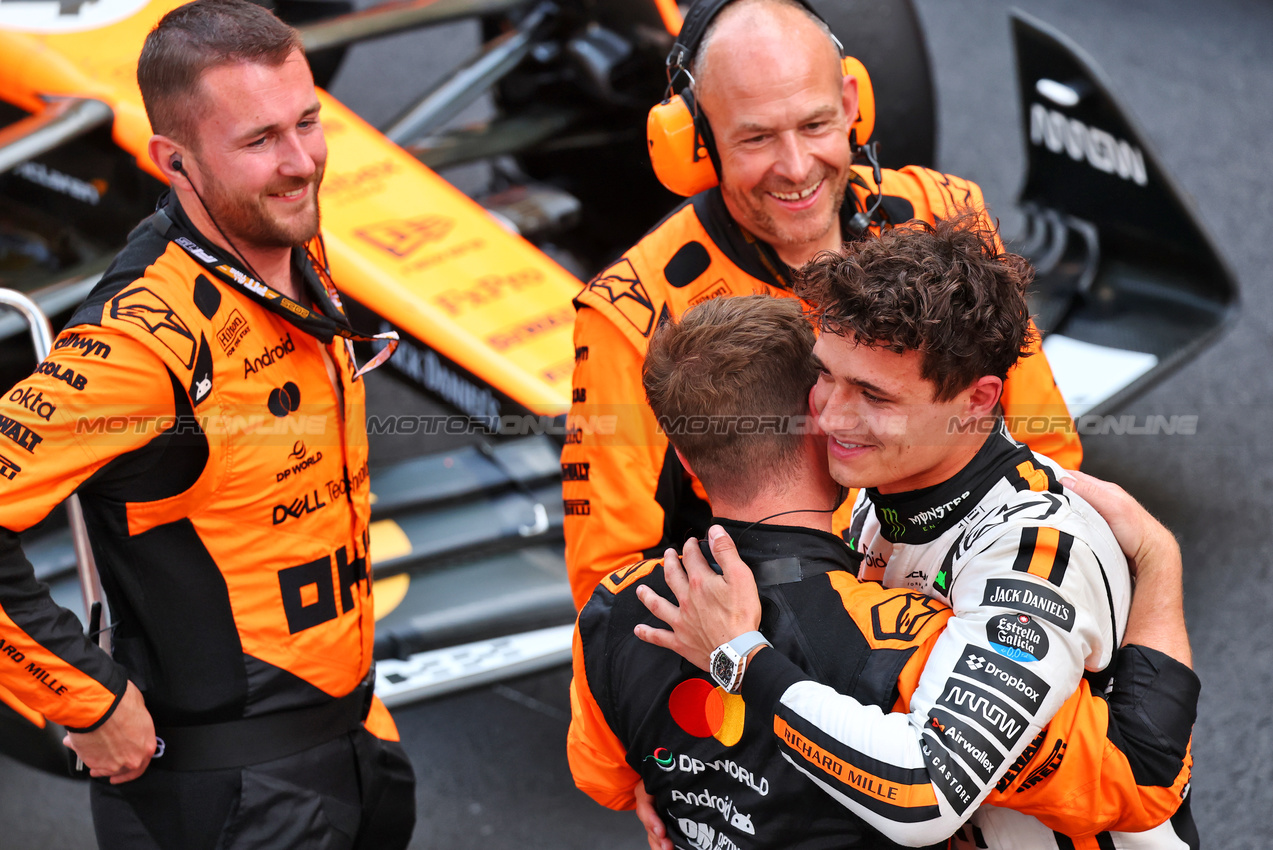GP MONACO, Gara winner Lando Norris (GBR) McLaren celebrates with the team in parc ferme.

25.05.2025. Formula 1 World Championship, Rd 8, Monaco Grand Prix, Monte Carlo, Monaco, Gara Day.

- www.xpbimages.com, EMail: requests@xpbimages.com © Copyright: Batchelor / XPB Images