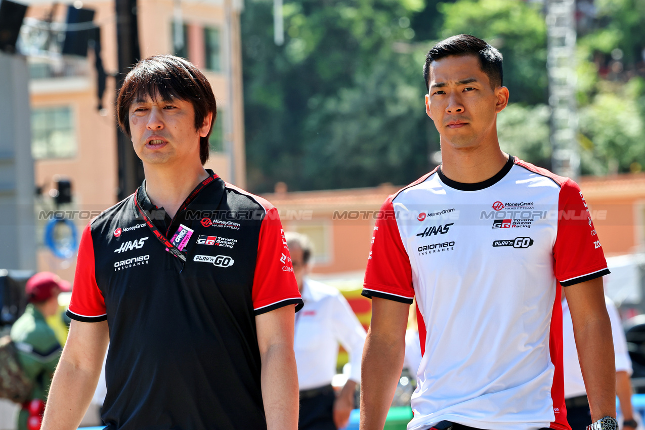 GP MONACO, (L to R): Masaya Kaji (JPN) Toyota Gazoo Racing General Commercial Director with Ryo Hirakawa (JPN) Haas F1 Team Reserve Driver.

25.05.2025. Formula 1 World Championship, Rd 8, Monaco Grand Prix, Monte Carlo, Monaco, Gara Day.

- www.xpbimages.com, EMail: requests@xpbimages.com © Copyright: Batchelor / XPB Images