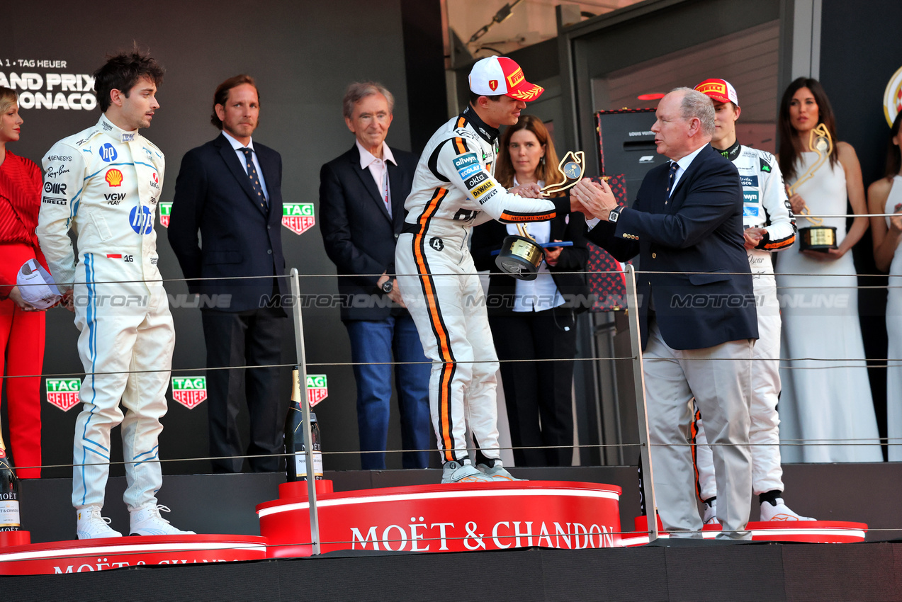 GP MONACO, The podium (L to R): Charles Leclerc (MON) Ferrari, second; Lando Norris (GBR) McLaren, vincitore; HSH Prince Albert of Monaco (MON); Oscar Piastri (AUS) McLaren, third.

25.05.2025. Formula 1 World Championship, Rd 8, Monaco Grand Prix, Monte Carlo, Monaco, Gara Day.

- www.xpbimages.com, EMail: requests@xpbimages.com © Copyright: Charniaux / XPB Images