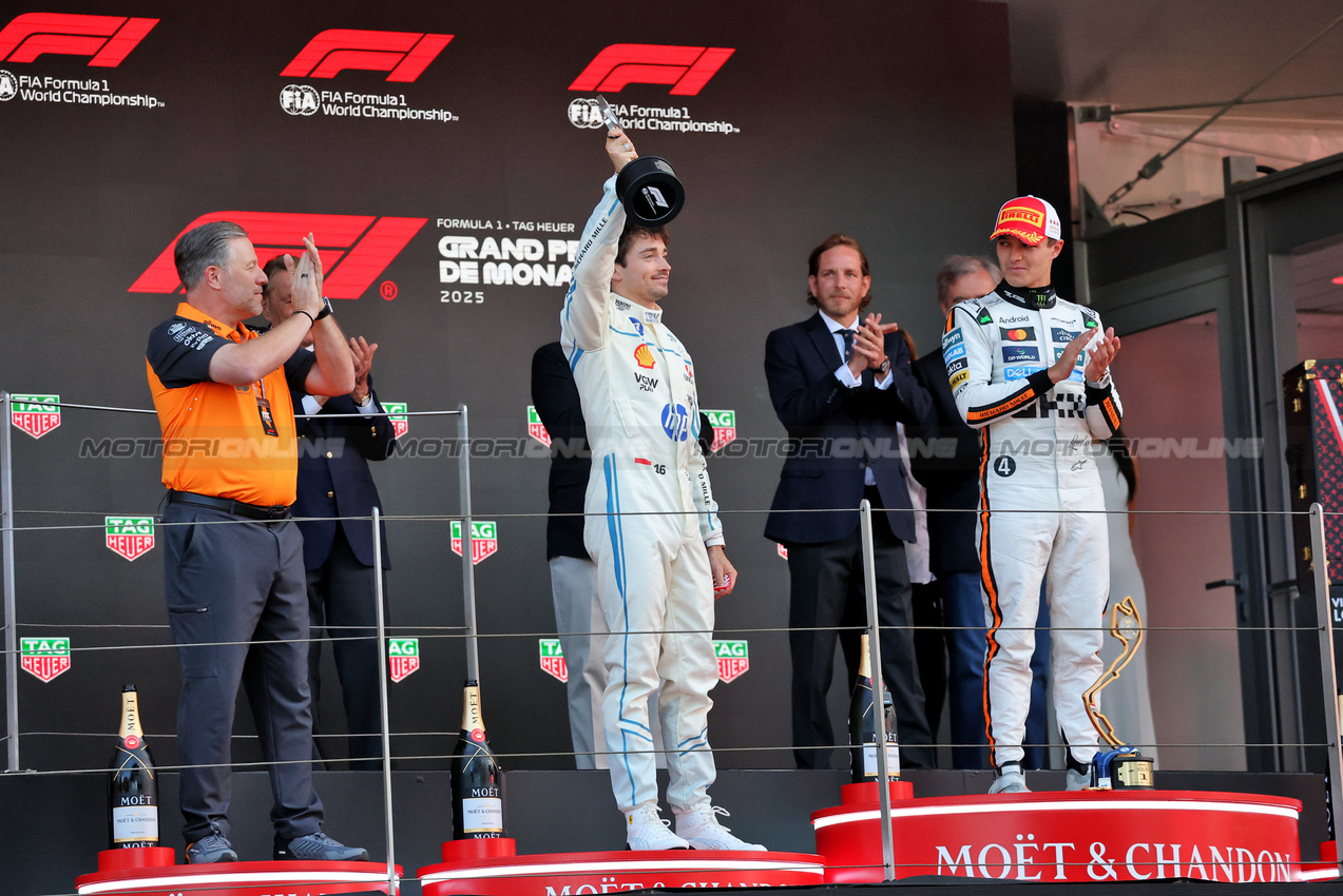 GP MONACO, The podium (L to R): Zak Brown (USA) McLaren Executive Director; Charles Leclerc (MON) Ferrari, second; Lando Norris (GBR) McLaren, vincitore.

25.05.2025. Formula 1 World Championship, Rd 8, Monaco Grand Prix, Monte Carlo, Monaco, Gara Day.

- www.xpbimages.com, EMail: requests@xpbimages.com © Copyright: Charniaux / XPB Images