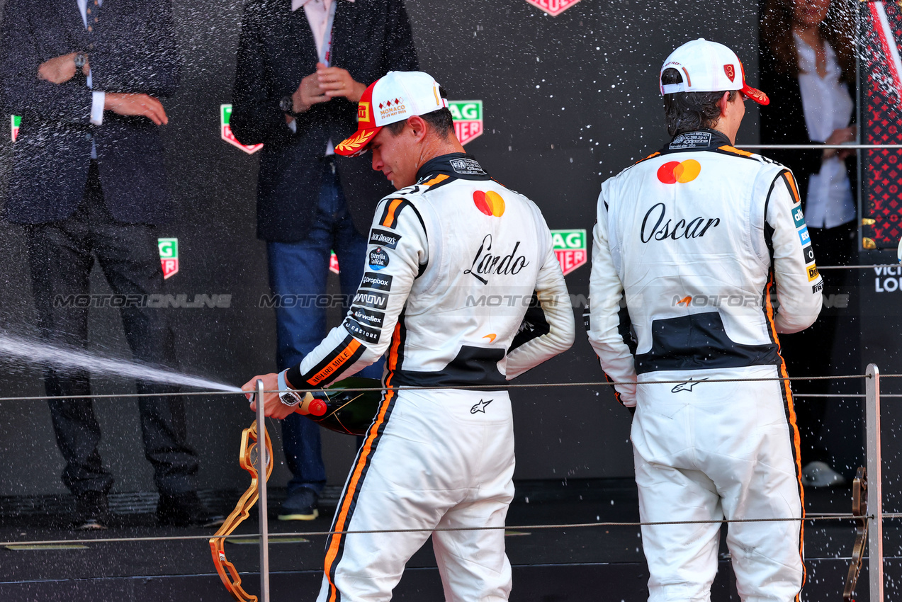 GP MONACO, (L to R): Gara winner Lando Norris (GBR) McLaren celebrates on the podium with Oscar Piastri (AUS) McLaren.

25.05.2025. Formula 1 World Championship, Rd 8, Monaco Grand Prix, Monte Carlo, Monaco, Gara Day.

- www.xpbimages.com, EMail: requests@xpbimages.com © Copyright: Batchelor / XPB Images