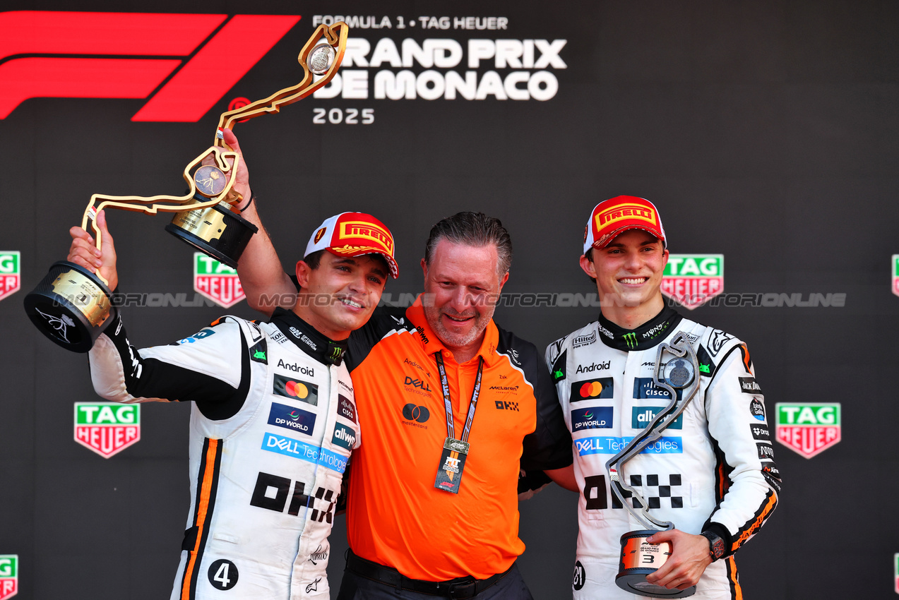 GP MONACO, (L to R): Gara winner Lando Norris (GBR) McLaren on the podium with Zak Brown (USA) McLaren Executive Director e third placed Oscar Piastri (AUS) McLaren.

25.05.2025. Formula 1 World Championship, Rd 8, Monaco Grand Prix, Monte Carlo, Monaco, Gara Day.

- www.xpbimages.com, EMail: requests@xpbimages.com © Copyright: Batchelor / XPB Images