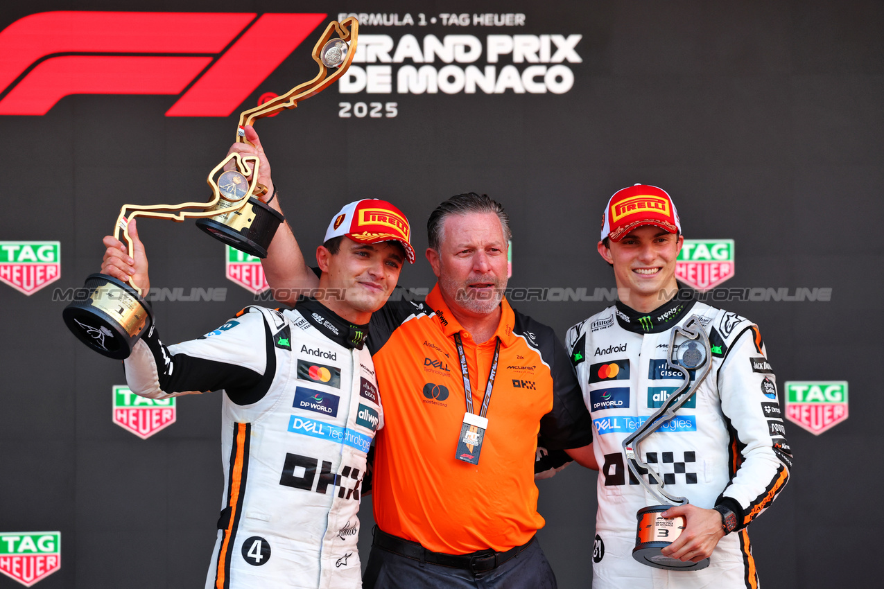 GP MONACO, (L to R): Gara winner Lando Norris (GBR) McLaren on the podium with Zak Brown (USA) McLaren Executive Director e third placed Oscar Piastri (AUS) McLaren.

25.05.2025. Formula 1 World Championship, Rd 8, Monaco Grand Prix, Monte Carlo, Monaco, Gara Day.

- www.xpbimages.com, EMail: requests@xpbimages.com © Copyright: Batchelor / XPB Images