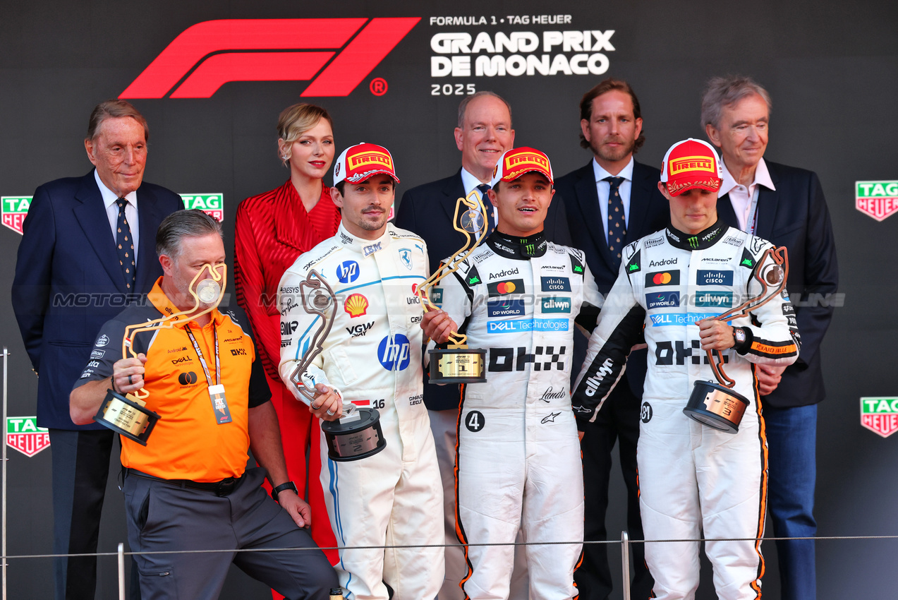 GP MONACO, The podium (L to R): Zak Brown (USA) McLaren Executive Director; Charles Leclerc (MON) Ferrari, second; Lando Norris (GBR) McLaren, vincitore; Oscar Piastri (AUS) McLaren, third.

25.05.2025. Formula 1 World Championship, Rd 8, Monaco Grand Prix, Monte Carlo, Monaco, Gara Day.

- www.xpbimages.com, EMail: requests@xpbimages.com © Copyright: Batchelor / XPB Images