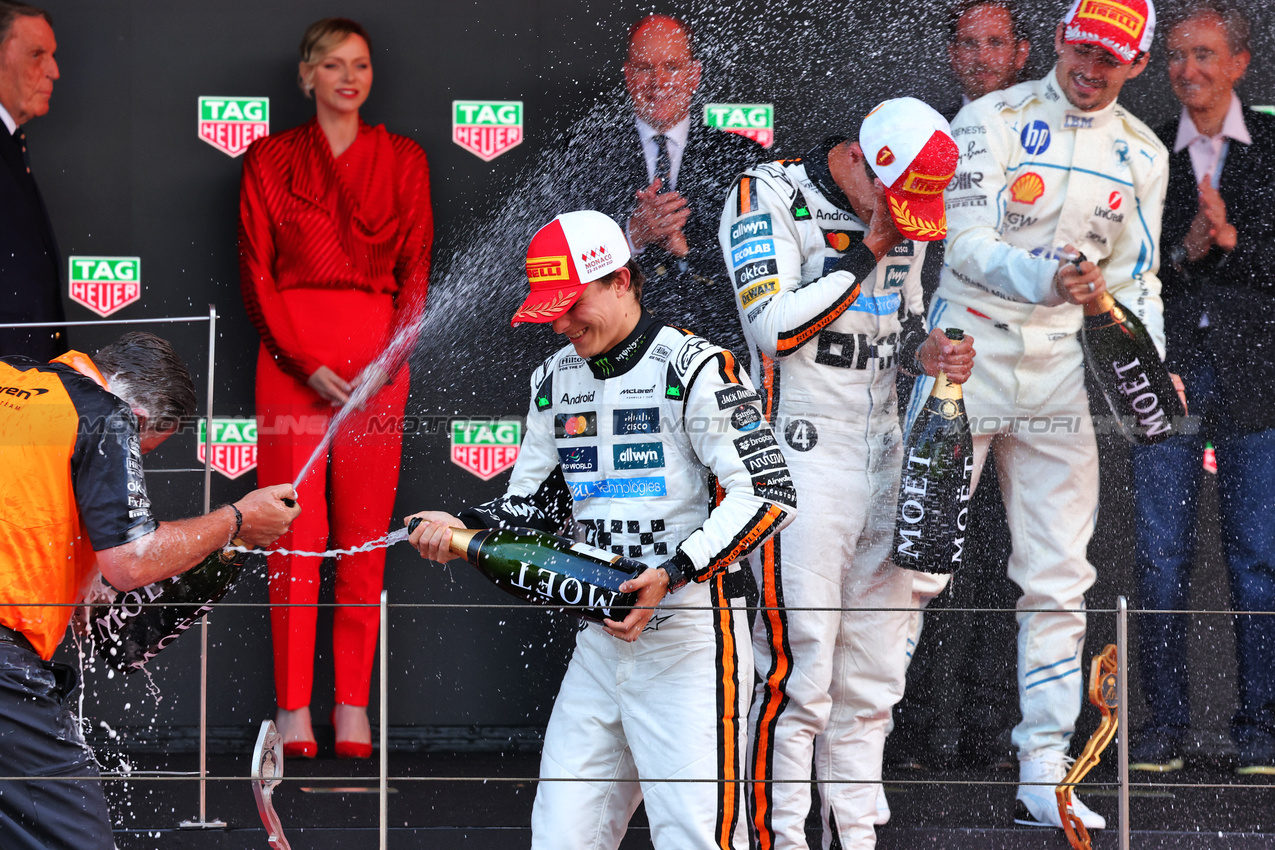 GP MONACO, Oscar Piastri (AUS) McLaren celebrates his third position on the podium with Zak Brown (USA) McLaren Executive Director.

25.05.2025. Formula 1 World Championship, Rd 8, Monaco Grand Prix, Monte Carlo, Monaco, Gara Day.

- www.xpbimages.com, EMail: requests@xpbimages.com © Copyright: Batchelor / XPB Images