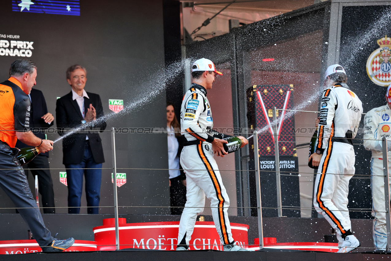 GP MONACO, Gara winner Lando Norris (GBR) McLaren celebrates on the podium with Zak Brown (USA) McLaren Executive Director e Oscar Piastri (AUS) McLaren.

25.05.2025. Formula 1 World Championship, Rd 8, Monaco Grand Prix, Monte Carlo, Monaco, Gara Day.

- www.xpbimages.com, EMail: requests@xpbimages.com © Copyright: Charniaux / XPB Images