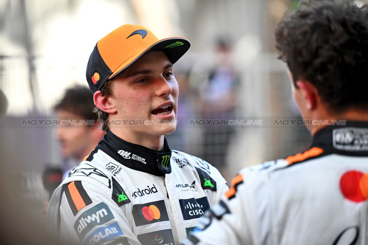 GP MONACO, Oscar Piastri (AUS) McLaren with vincitore Lando Norris (GBR) McLaren in parc ferme.

25.05.2025. Formula 1 World Championship, Rd 8, Monaco Grand Prix, Monte Carlo, Monaco, Gara Day.

- www.xpbimages.com, EMail: requests@xpbimages.com © Copyright: Price / XPB Images