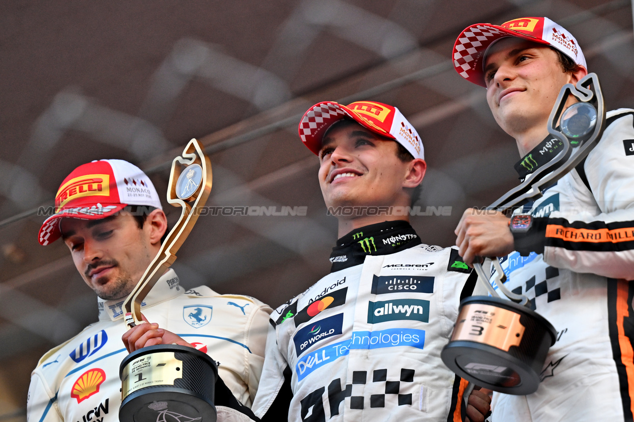 GP MONACO, The podium (L to R): Charles Leclerc (MON) Ferrari, second; Lando Norris (GBR) McLaren, vincitore; Oscar Piastri (AUS) McLaren, third.

25.05.2025. Formula 1 World Championship, Rd 8, Monaco Grand Prix, Monte Carlo, Monaco, Gara Day.

- www.xpbimages.com, EMail: requests@xpbimages.com © Copyright: Price / XPB Images