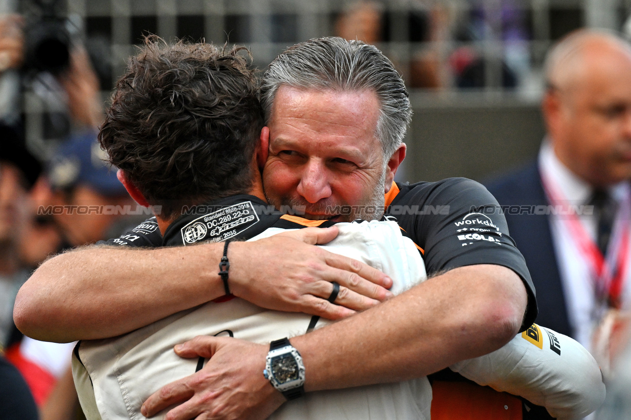 GP MONACO, Gara winner Lando Norris (GBR) McLaren celebrates in parc ferme with Zak Brown (USA) McLaren Executive Director.

25.05.2025. Formula 1 World Championship, Rd 8, Monaco Grand Prix, Monte Carlo, Monaco, Gara Day.

- www.xpbimages.com, EMail: requests@xpbimages.com © Copyright: Price / XPB Images