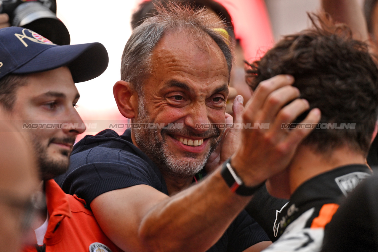 GP MONACO, Adam Norris (GBR) celebrates with his race winning son Lando Norris (GBR) McLaren in parc ferme.

25.05.2025. Formula 1 World Championship, Rd 8, Monaco Grand Prix, Monte Carlo, Monaco, Gara Day.

- www.xpbimages.com, EMail: requests@xpbimages.com © Copyright: Price / XPB Images
