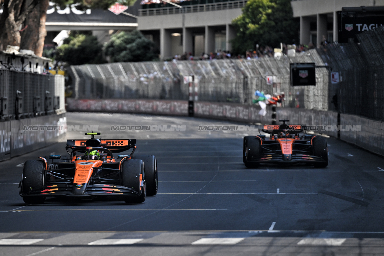 GP MONACO, Lando Norris (GBR) McLaren MCL39 e Oscar Piastri (AUS) McLaren MCL39.

25.05.2025. Formula 1 World Championship, Rd 8, Monaco Grand Prix, Monte Carlo, Monaco, Gara Day.

- www.xpbimages.com, EMail: requests@xpbimages.com © Copyright: Price / XPB Images