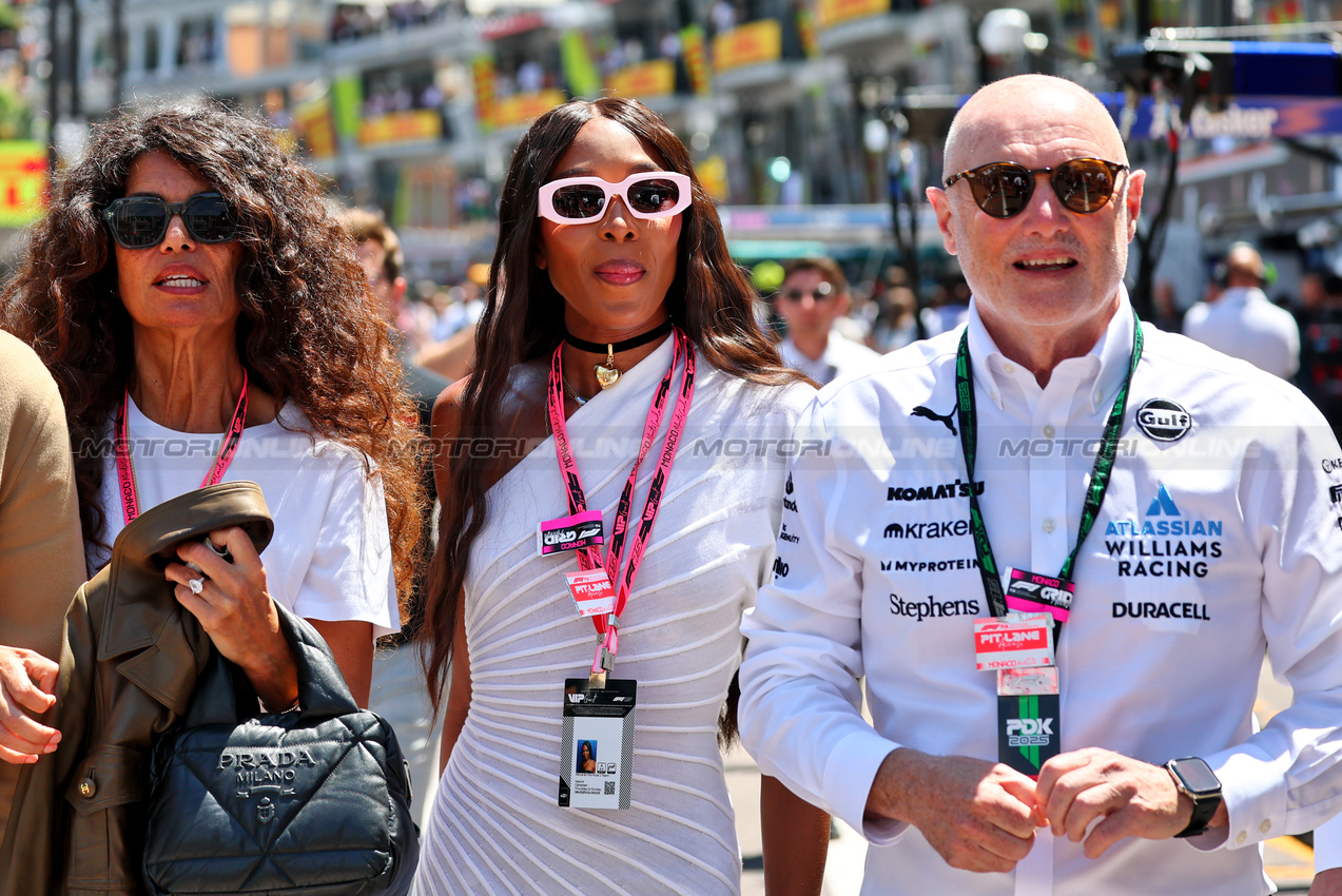 GP MONACO, Naomi Campbell (GBR) (Centre) with Peter Kenyon, Atlassian Williams Racing Commercial Advisor (Right).

25.05.2025. Formula 1 World Championship, Rd 8, Monaco Grand Prix, Monte Carlo, Monaco, Gara Day.

- www.xpbimages.com, EMail: requests@xpbimages.com © Copyright: Batchelor / XPB Images