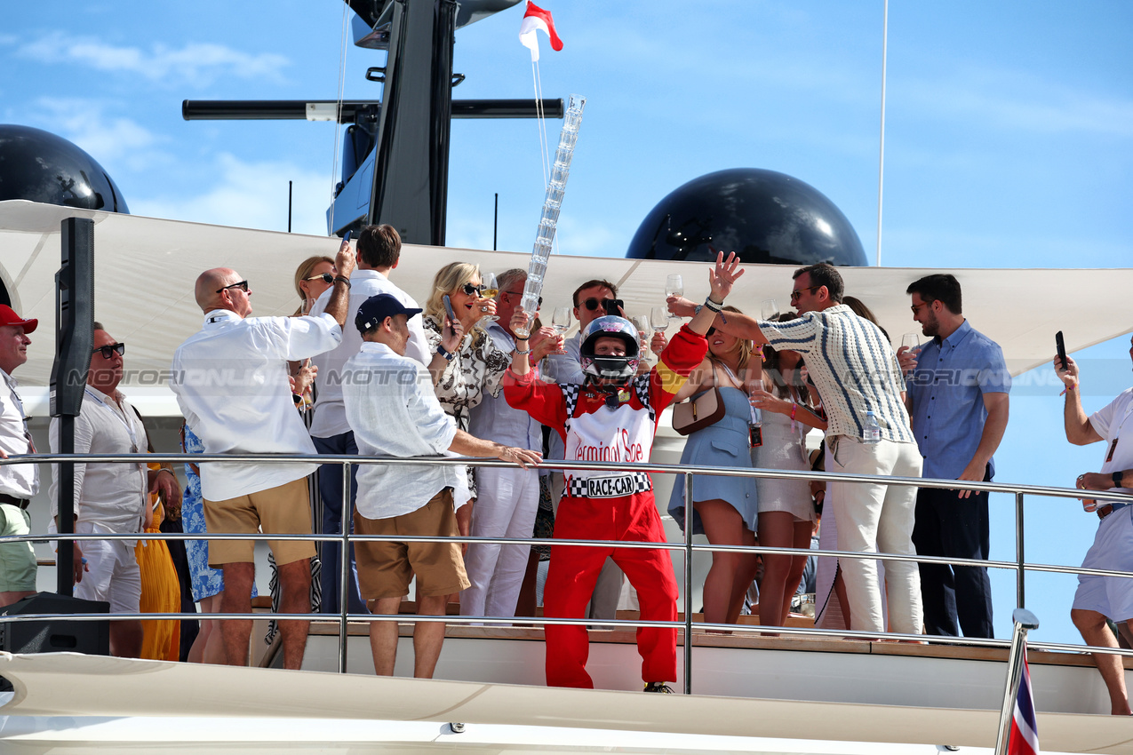 GP MONACO, Circuit Atmosfera - fans on a boat in the harbour.

25.05.2025. Formula 1 World Championship, Rd 8, Monaco Grand Prix, Monte Carlo, Monaco, Gara Day.

- www.xpbimages.com, EMail: requests@xpbimages.com © Copyright: Moy / XPB Images