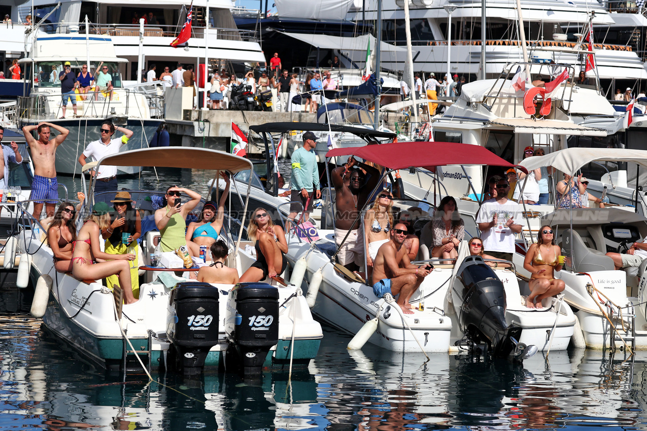 GP MONACO, Circuit Atmosfera - fans on boats in the harbour.

25.05.2025. Formula 1 World Championship, Rd 8, Monaco Grand Prix, Monte Carlo, Monaco, Gara Day.

- www.xpbimages.com, EMail: requests@xpbimages.com © Copyright: Moy / XPB Images
