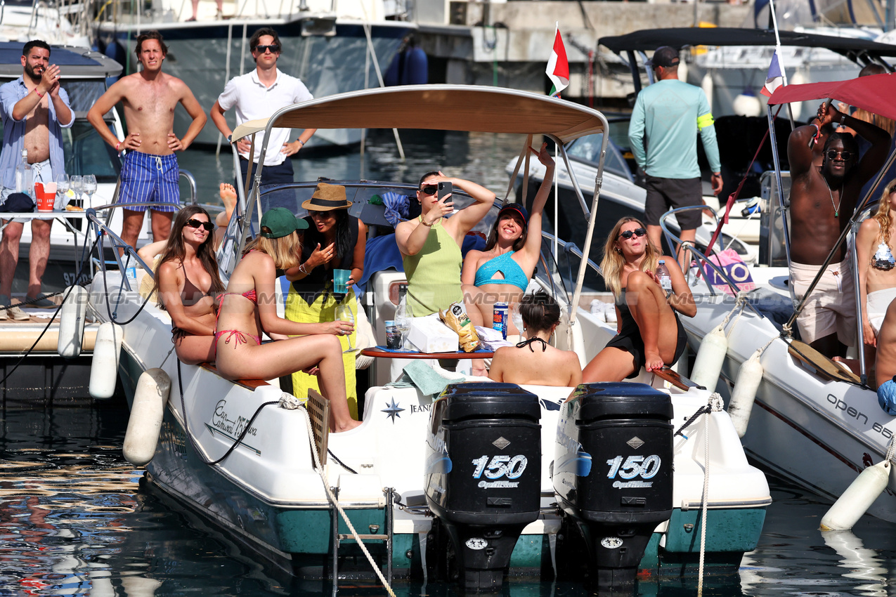GP MONACO, Circuit Atmosfera - fans on boats in the harbour.

25.05.2025. Formula 1 World Championship, Rd 8, Monaco Grand Prix, Monte Carlo, Monaco, Gara Day.

- www.xpbimages.com, EMail: requests@xpbimages.com © Copyright: Moy / XPB Images