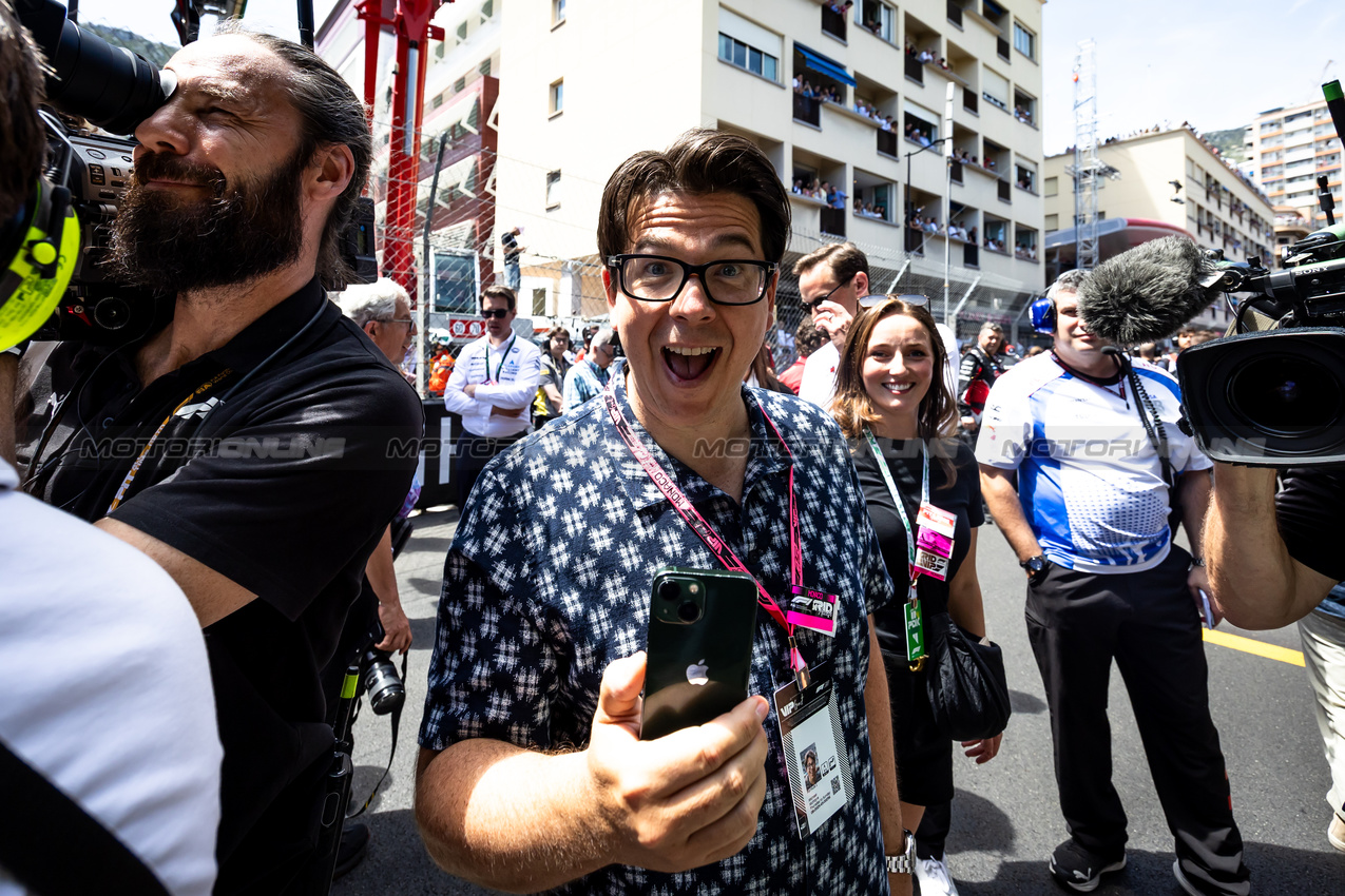 GP MONACO, Michael McIntyre (GBR) TV Personality on the grid.

25.05.2025. Formula 1 World Championship, Rd 8, Monaco Grand Prix, Monte Carlo, Monaco, Gara Day.

- www.xpbimages.com, EMail: requests@xpbimages.com © Copyright: Bearne / XPB Images
