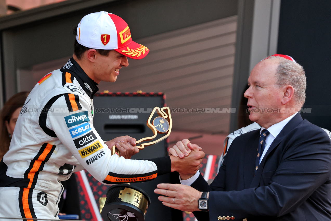 GP MONACO, Gara winner Lando Norris (GBR) McLaren celebrates on the podium with HSH Prince Albert of Monaco (MON).

25.05.2025. Formula 1 World Championship, Rd 8, Monaco Grand Prix, Monte Carlo, Monaco, Gara Day.

- www.xpbimages.com, EMail: requests@xpbimages.com © Copyright: Bearne / XPB Images